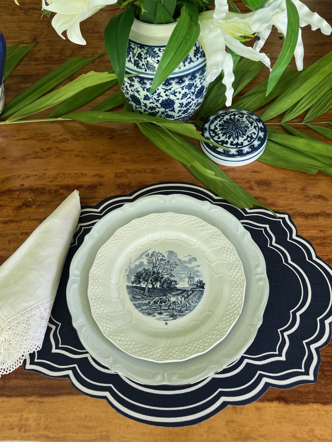 Mesa en azul y blanco servida con lirios