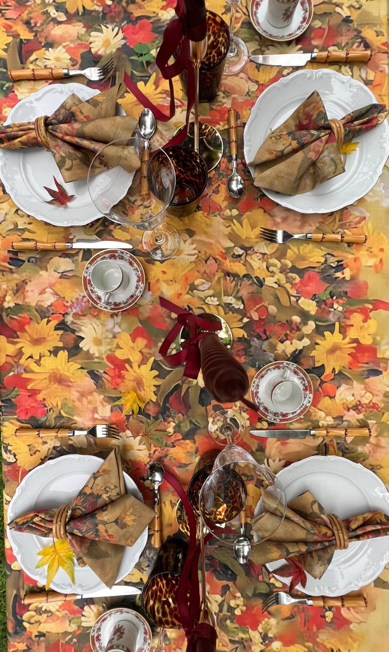 Mesa de Acción de Gracias con mantel de hojas de otoño y servilletas doradas