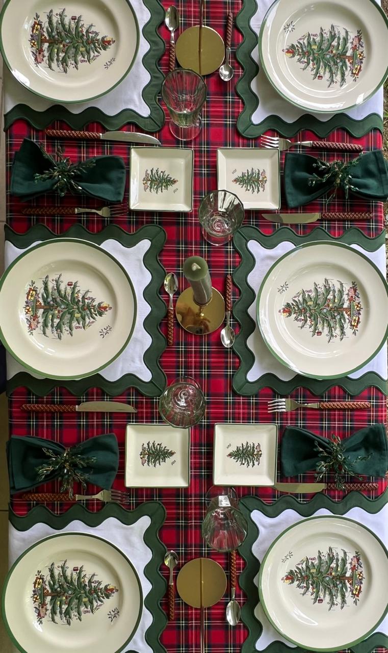Mesa de Navidad en tartán rojo con servilletas verdes