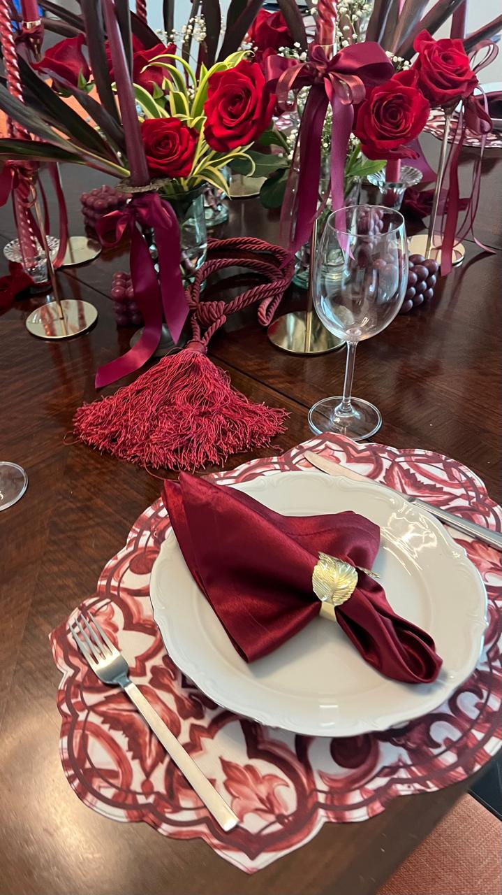 Mesa de Rosh Hashaná con individual toile vino y rosas rojas