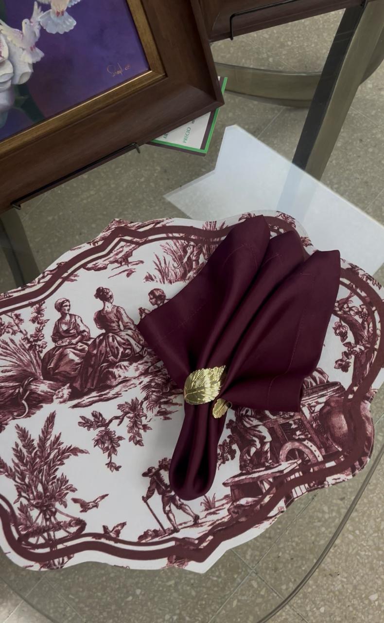 Individual toile en vino con servilleta y anillo dorado